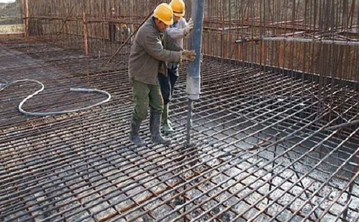東風(fēng)汽車污水處理池使用無機(jī)納米抗裂減滲劑施工中